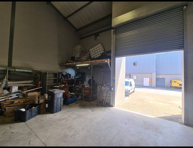 302M² WAREHOUSE TO LET IN STIKLAND INDUSTRIAL